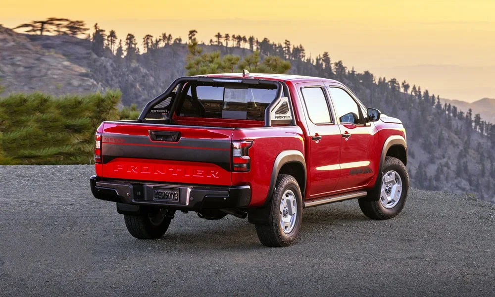 Фото Nissan Frontier (2024) — вид сзади, фото 6. Красный кузов сзади — фонари и бампер определяют ночной образ модели. Светодиодная полоса или раздельные секции — задняя оптика стала главным украшением кормы Nissan Frontier (2024) — вид сзади, фото 6