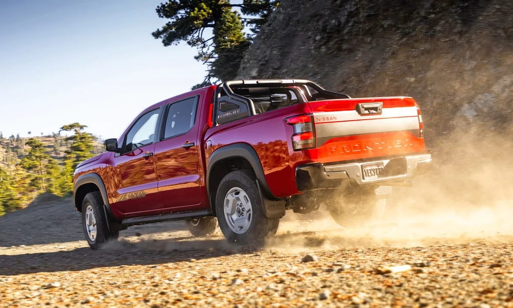 Фото Nissan Frontier (2024) — вид сзади, фото 8. Корма в красном цвете: графика фонарей и пластика пятой двери. Насадки выхлопа или их имитация внизу бампера различают версии Nissan Frontier (2024) — вид сзади, фото 8
