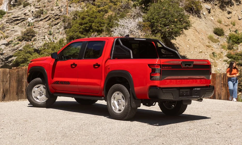 Фото Nissan Frontier (2024) — вид сзади, фото 9. Линия крыши, стойки и задняя дверь в красном исполнении. Светодиодная полоса или раздельные секции — задняя оптика стала главным украшением кормы Nissan Frontier (2024) — вид сзади, фото 9