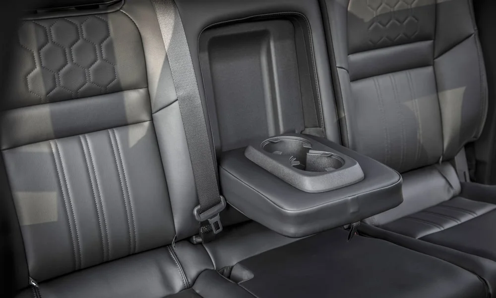 Фото Nissan Frontier (2024) — задние сиденья. Посадка второго ряда: подголовники и подлокотник. Спинки складываются под длинные грузы у большинства версий Nissan Frontier (2024) — задние сиденья