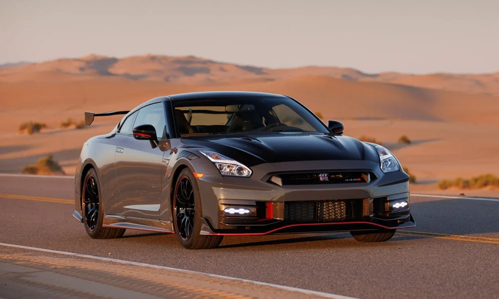 Фото Nissan GT-R — вид спереди, фото 6. Анфас: пропорции капота, посадка кузова и графика ходовых огней. Рисунок ходовых огней — подпись модели, по нему её узнают в потоке Nissan GT-R — вид спереди, фото 6