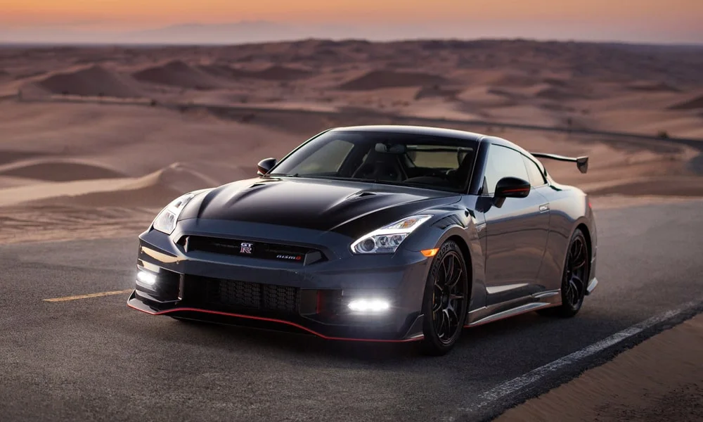 Фото Nissan GT-R — вид спереди, фото 7. Оптика, решётка и бампер — первое впечатление о модели. Рисунок ходовых огней — подпись модели, по нему её узнают в потоке Nissan GT-R — вид спереди, фото 7