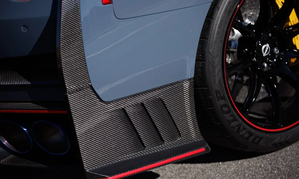 Фото Nissan GT-R — интерьер. Общий план салона: архитектура панели, консоль и кресла Nissan GT-R — интерьер