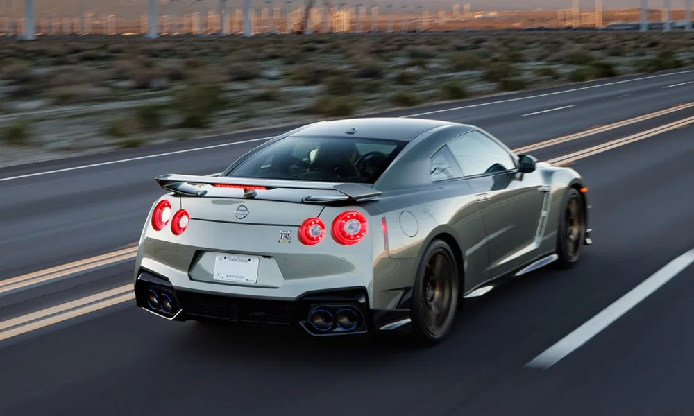 Фото Nissan GT-R — вид сзади, фото 4. Графика фонарей, бампер и оформление пятой двери Nissan GT-R — вид сзади, фото 4