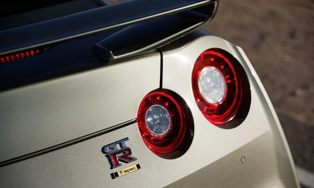 Фото Nissan GT-R — вид сзади, фото 5. Корма в серебристом цвете: графика фонарей и пластика пятой двери Nissan GT-R — вид сзади, фото 5