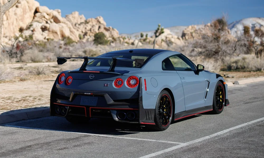 Фото Nissan GT-R — вид сзади, фото 6. Линия крыши, стойки и задняя дверь в сером исполнении. Светодиодная полоса или раздельные секции — задняя оптика стала главным украшением кормы Nissan GT-R — вид сзади, фото 6