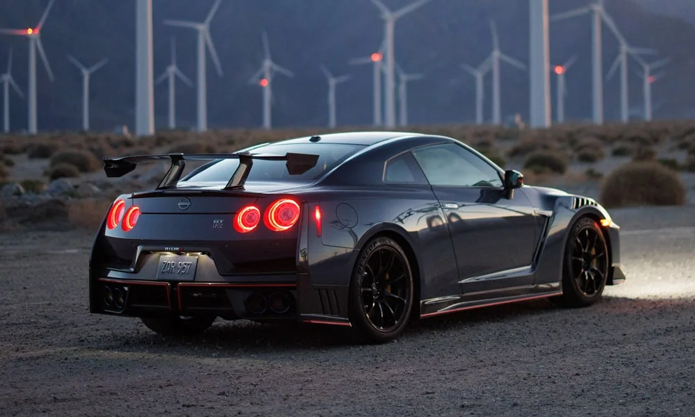 Фото Nissan GT-R — вид сзади, фото 7. Корма в чёрном цвете: графика фонарей и пластика пятой двери Nissan GT-R — вид сзади, фото 7