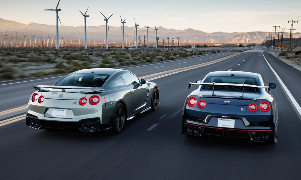 Фото Nissan GT-R — вид сзади, фото 8. Графика фонарей, бампер и оформление пятой двери Nissan GT-R — вид сзади, фото 8