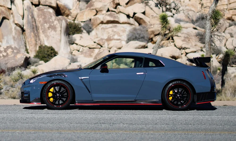 Фото Nissan GT-R — вид сбоку, фото 3. Профиль кузова: колёсная база, свесы и линия остекления. Длинная база — простор второго ряда; короткие свесы упрощают парковку Nissan GT-R — вид сбоку, фото 3