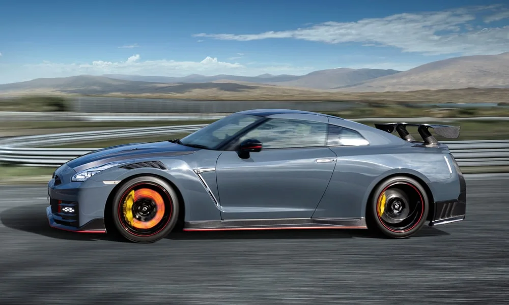 Фото Nissan GT-R — вид сбоку, фото 4. Профиль в сером цвете: соотношение колёсной базы и свесов Nissan GT-R — вид сбоку, фото 4