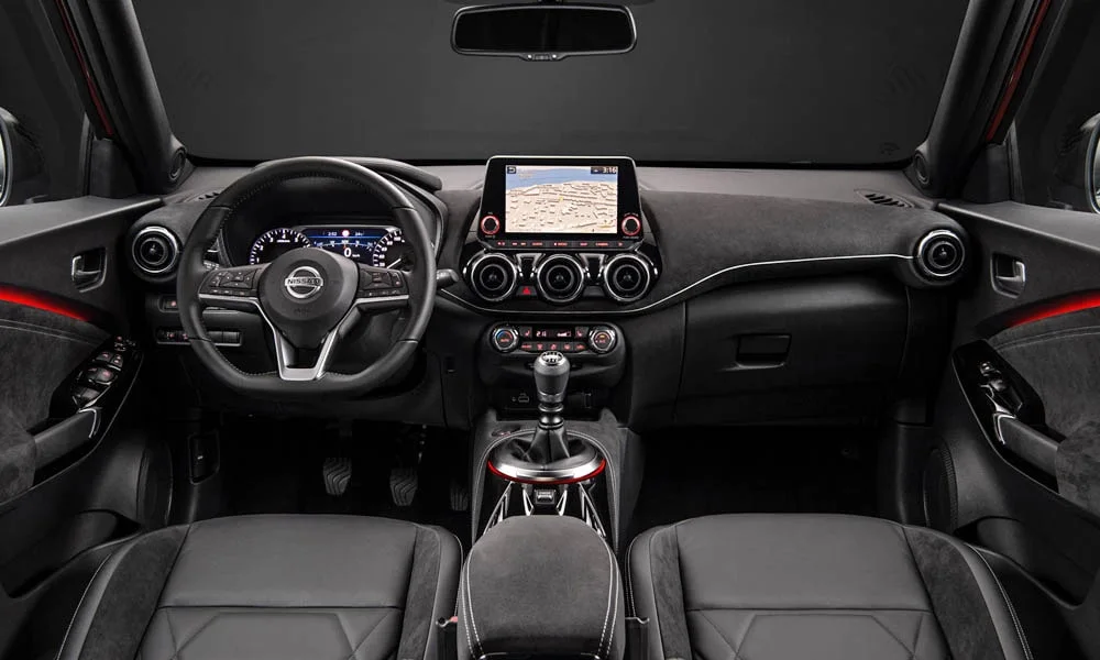 Фото Nissan Juke (2024) — передняя панель. Компоновка экранов, дефлекторов и консоли. Минимум физических кнопок — ставка на экранное управление Nissan Juke (2024) — передняя панель