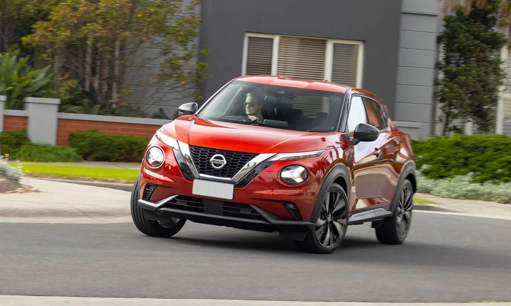 Фото Nissan Juke (2024) — вид спереди, фото 4. Анфас: пропорции капота, посадка кузова и графика ходовых огней Nissan Juke (2024) — вид спереди, фото 4