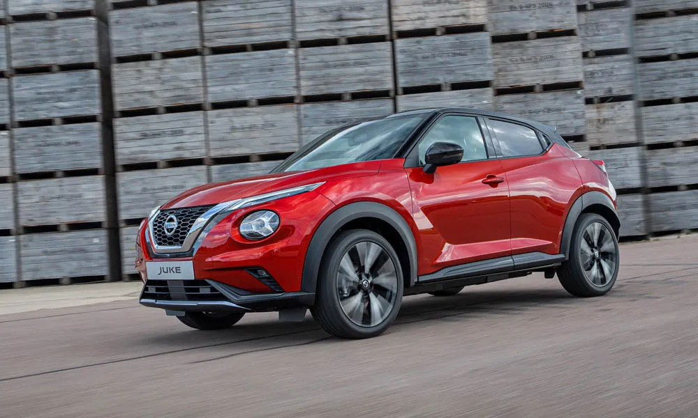 Фото Nissan Juke (2024) — вид спереди, фото 6. Анфас: пропорции капота, посадка кузова и графика ходовых огней Nissan Juke (2024) — вид спереди, фото 6