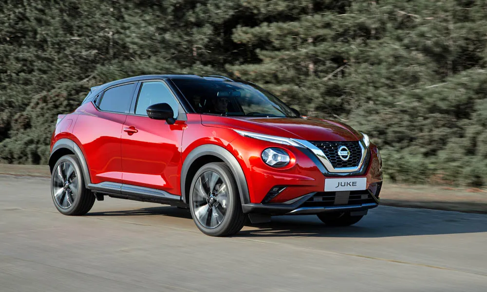 Фото Nissan Juke (2024) — вид спереди, фото 7. Кузов в красном цвете: рисунок оптики и решётки задаёт узнаваемое «лицо» модели. Дневные ходовые огни включаются автоматически с запуском Nissan Juke (2024) — вид спереди, фото 7