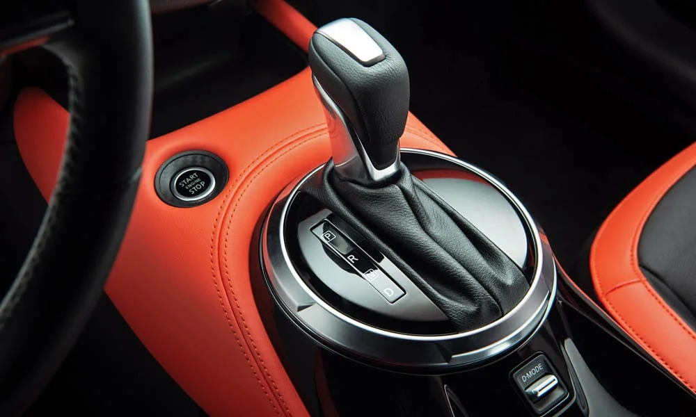 Фото Nissan Juke (2024) — селектор коробки передач, фото 2. Селектор трансмиссии на центральной консоли. Автохолд удерживает машину на светофоре без ноги на тормозе Nissan Juke (2024) — селектор коробки передач, фото 2