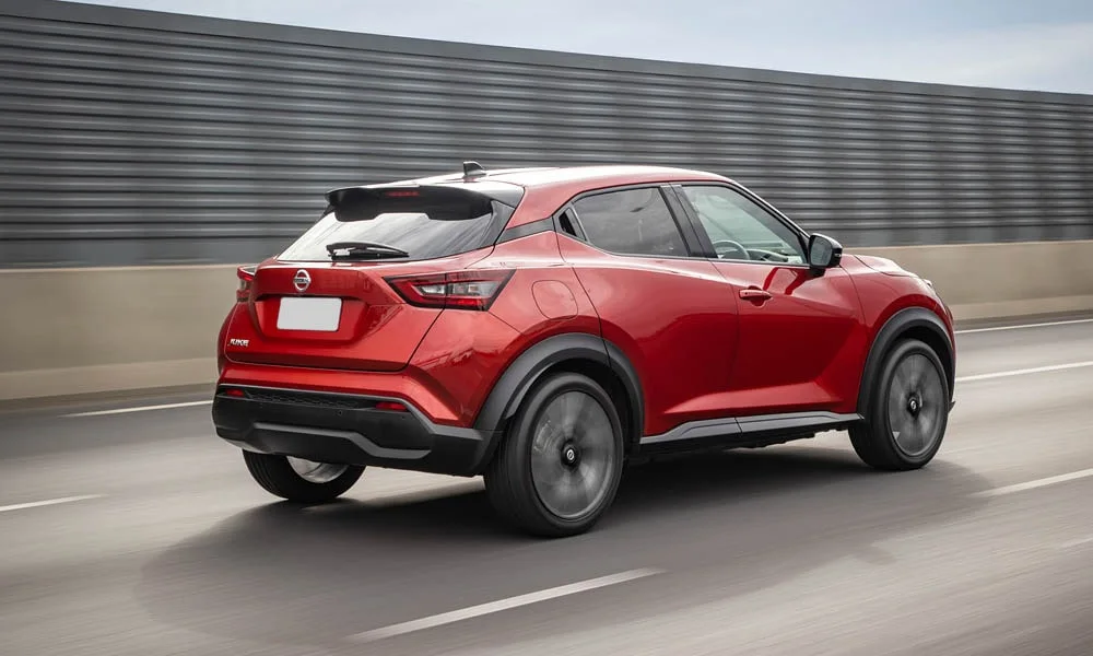 Фото Nissan Juke (2024) — вид сзади, фото 3. Красный кузов сзади — фонари и бампер определяют ночной образ модели Nissan Juke (2024) — вид сзади, фото 3
