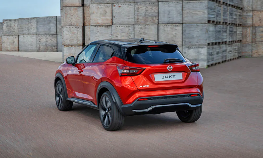 Фото Nissan Juke (2024) — вид сзади, фото 5. Графика фонарей, бампер и оформление пятой двери. Насадки выхлопа или их имитация внизу бампера различают версии Nissan Juke (2024) — вид сзади, фото 5