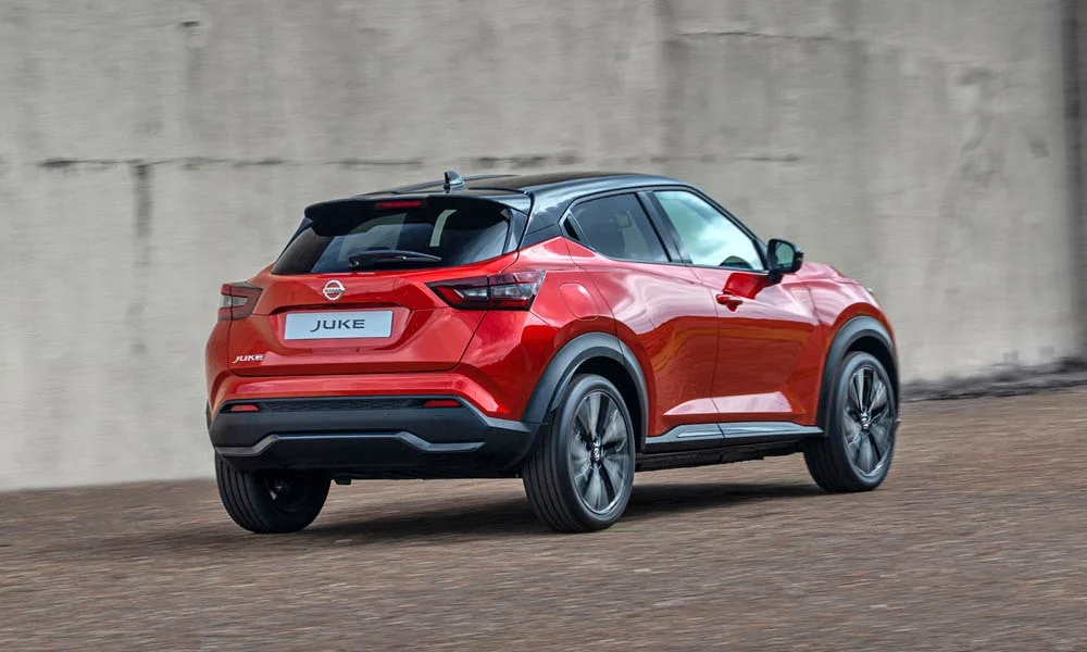 Фото Nissan Juke (2024) — вид сзади, фото 6. Линия крыши, стойки и задняя дверь в красном исполнении. Светодиодная полоса или раздельные секции — задняя оптика стала главным украшением кормы Nissan Juke (2024) — вид сзади, фото 6