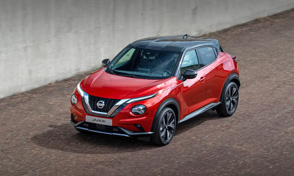 Фото Nissan Juke (2024) — крыша. Крыша сверху: остекление, рейлинги и антенна-плавник. Рейлинги рассчитаны на поперечины для бокса или велокреплений Nissan Juke (2024) — крыша