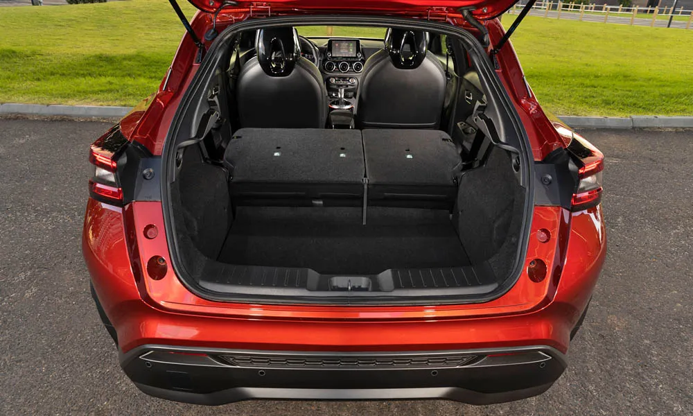 Фото Nissan Juke (2024) — багажник. Форма проёма, ровный пол и организация пространства Nissan Juke (2024) — багажник
