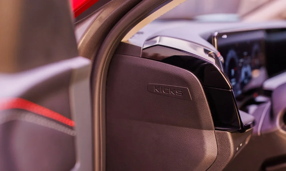 Фото Nissan Kicks (2024) — дверная карта, фото 2. Подлокотник, динамик и блок стеклоподъёмников. Решётка динамика в двери — часть штатной акустики Nissan Kicks (2024) — дверная карта, фото 2