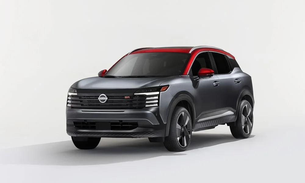 Фото Nissan Kicks (2024) — вид спереди, фото 5. Серый кузов, строгая симметрия оптики — базовый ракурс знакомства с дизайном. Дневные ходовые огни включаются автоматически с запуском Nissan Kicks (2024) — вид спереди, фото 5