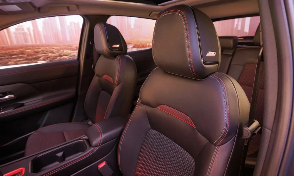 Фото Nissan Kicks (2024) — передние сиденья. Профиль кресел: боковая поддержка и подголовники. Выраженная боковая поддержка держит в поворотах Nissan Kicks (2024) — передние сиденья