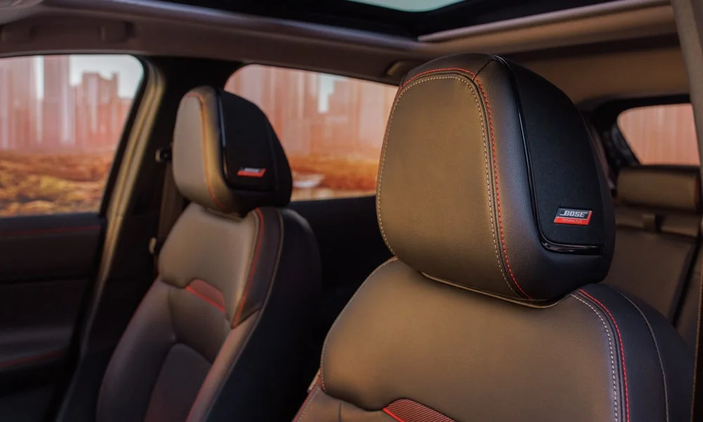 Фото Nissan Kicks (2024) — интерьер, фото 2. Общий план салона: архитектура панели, консоль и кресла Nissan Kicks (2024) — интерьер, фото 2