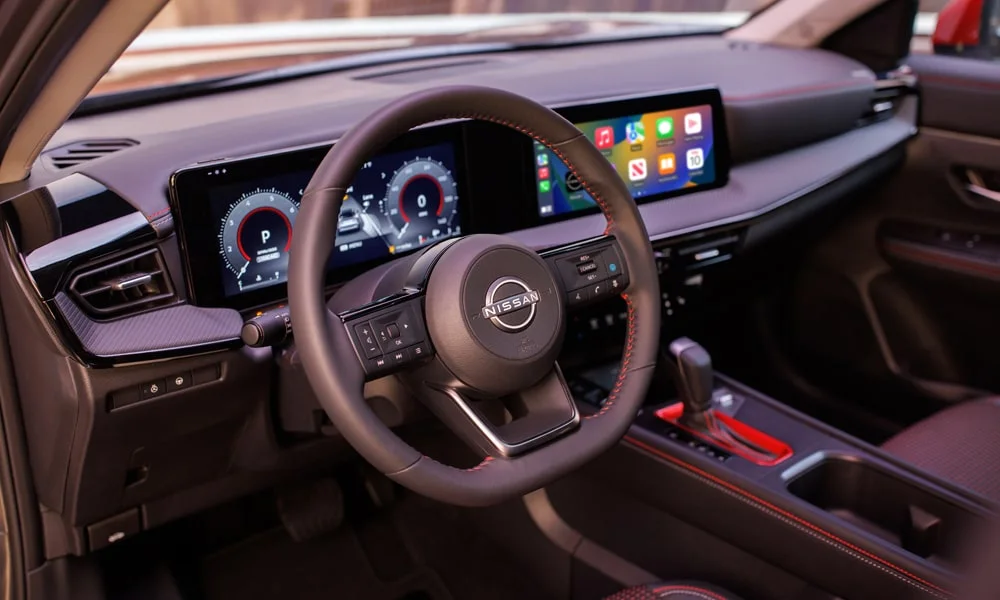 Фото Nissan Kicks (2024) — экран мультимедиа. Интерфейс медиасистемы крупным планом. Поддержка смартфонов и обновления «по воздуху» — ключевые вопросы к медиасистеме; наличие русификации уточняйте у дилера Nissan Kicks (2024) — экран мультимедиа