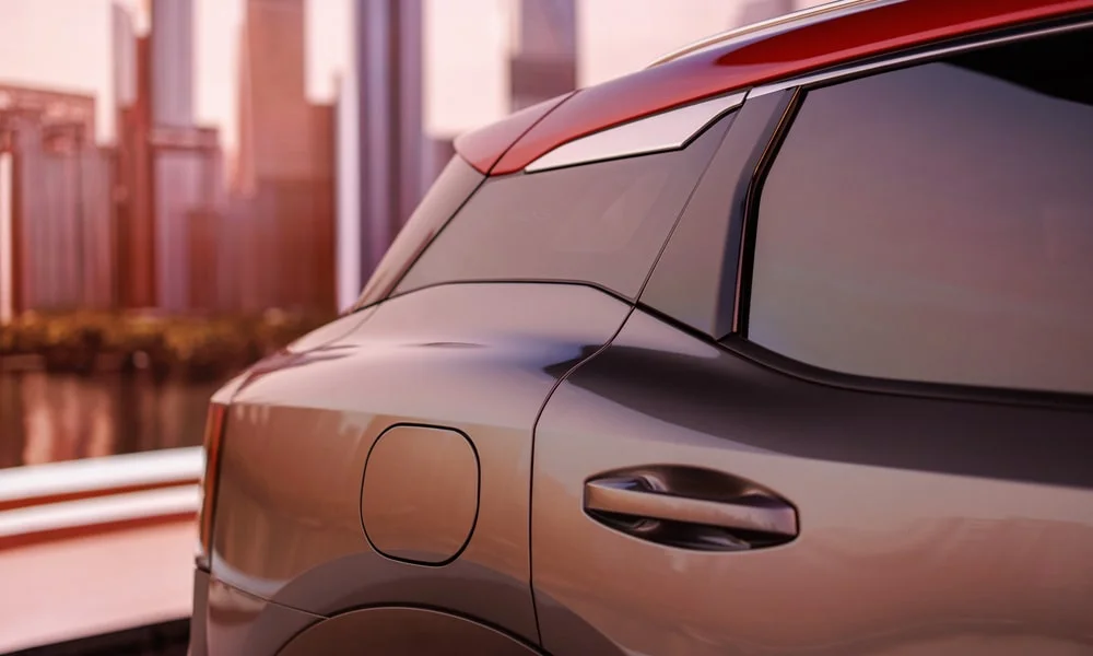 Фото Nissan Kicks (2024) — вид сзади, фото 3. Серый кузов сзади — фонари и бампер определяют ночной образ модели. Светодиодная полоса или раздельные секции — задняя оптика стала главным украшением кормы Nissan Kicks (2024) — вид сзади, фото 3