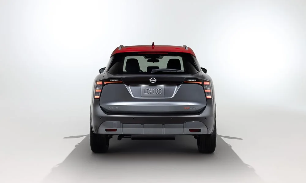 Фото Nissan Kicks (2024) — вид сзади, фото 4. Серый кузов сзади — фонари и бампер определяют ночной образ модели. Светодиодная полоса или раздельные секции — задняя оптика стала главным украшением кормы Nissan Kicks (2024) — вид сзади, фото 4