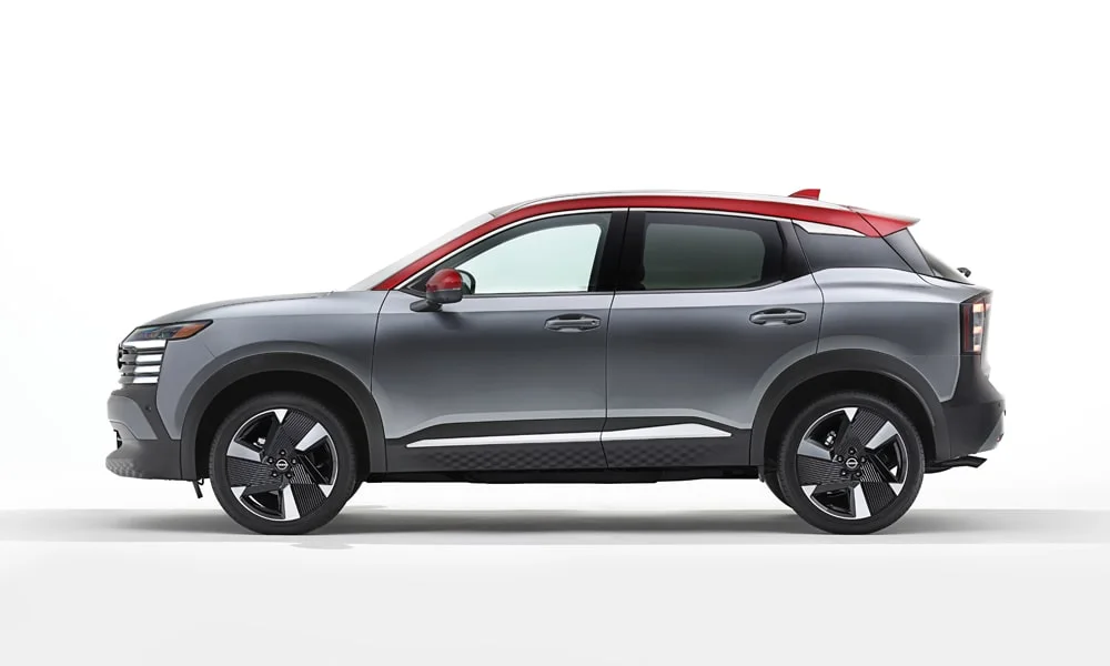 Фото Nissan Kicks (2024) — вид сбоку, фото 3. Сбоку читаются линия остекления и характер выштамповок на сером кузове. Хромированные или чёрные молдинги окон отличают комплектации Nissan Kicks (2024) — вид сбоку, фото 3