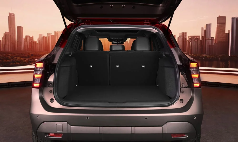 Фото Nissan Kicks (2024) — багажник, фото 3. Форма проёма, ровный пол и организация пространства. Электропривод двери с датчиком под бампером — руки заняты, багажник открыт Nissan Kicks (2024) — багажник, фото 3