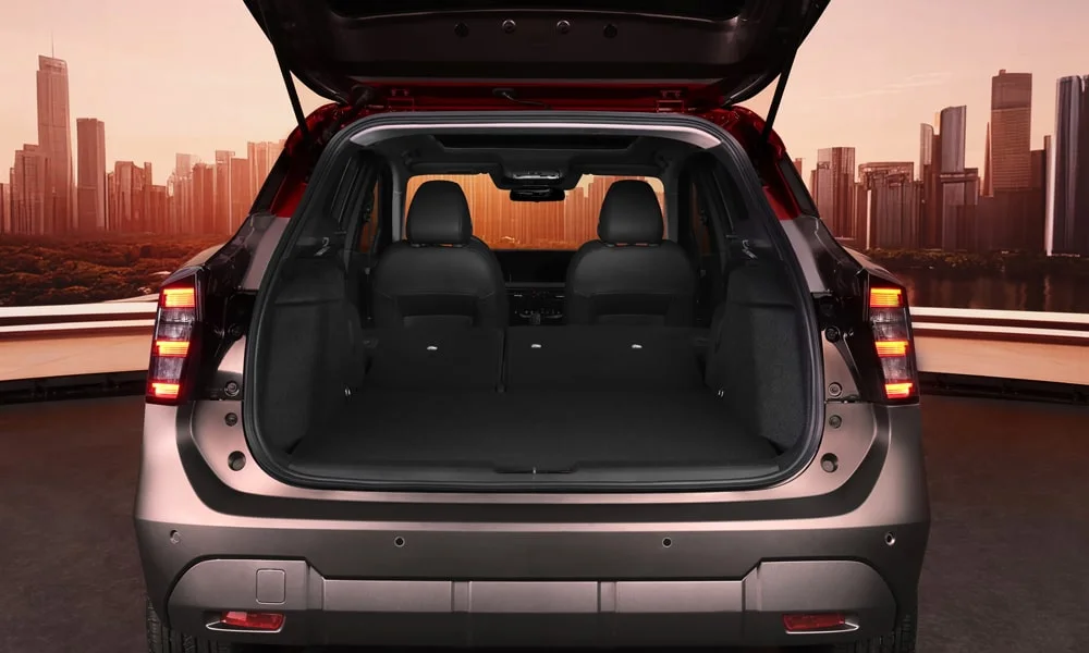 Фото Nissan Kicks (2024) — багажник, фото 4. Грузовой отсек с открытой дверью: погрузочная высота и ширина проёма. Спинки второго ряда складываются и расширяют отсек под длинные грузы Nissan Kicks (2024) — багажник, фото 4