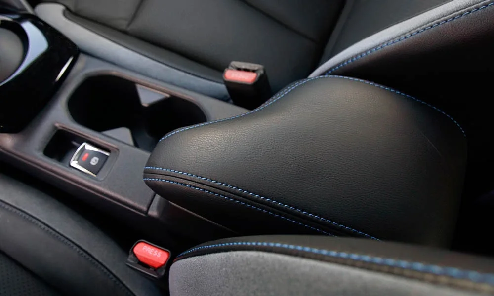 Фото Nissan Leaf — центральный подлокотник. Подлокотник консоли: зона отдыха правой руки и крышка бокса. Внутри — бокс для мелочей; у ряда версий с охлаждением и USB Nissan Leaf — центральный подлокотник