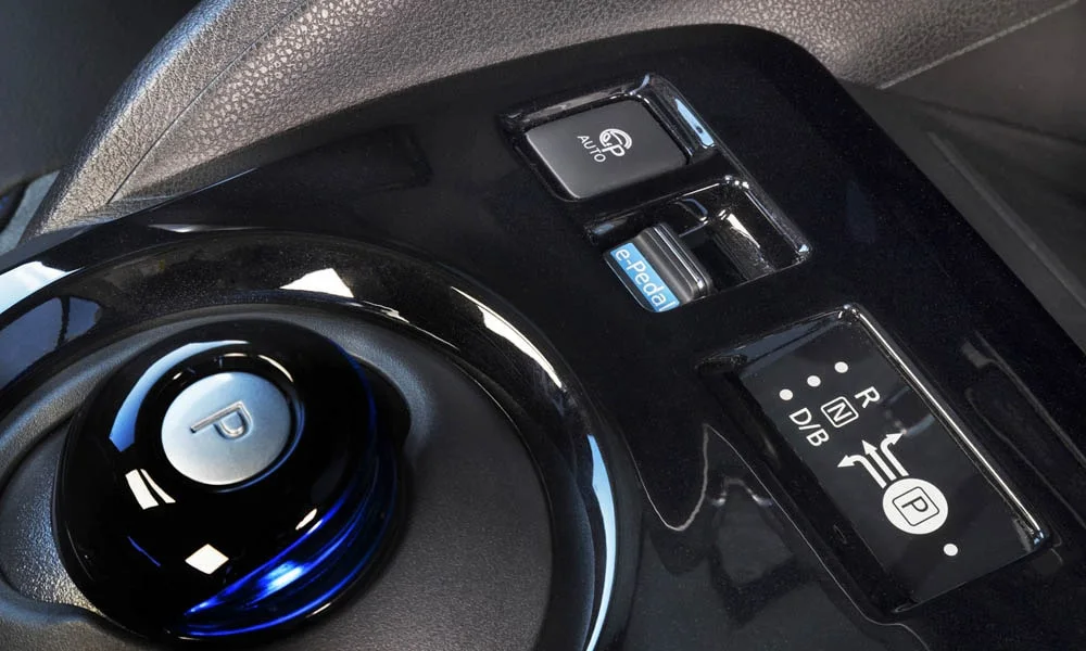 Фото Nissan Leaf — кнопки управления. Кнопки и переключатели: физическое управление частыми функциями. Физические клавиши быстрее сенсорных меню — важно в движении Nissan Leaf — кнопки управления