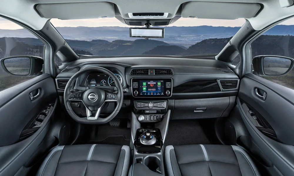 Фото Nissan Leaf — передняя панель, фото 2. Панель в светло-серой отделке — видна компоновка экранов и органов управления. Мягкие материалы верхнего яруса и вставки задают уровень интерьера Nissan Leaf — передняя панель, фото 2