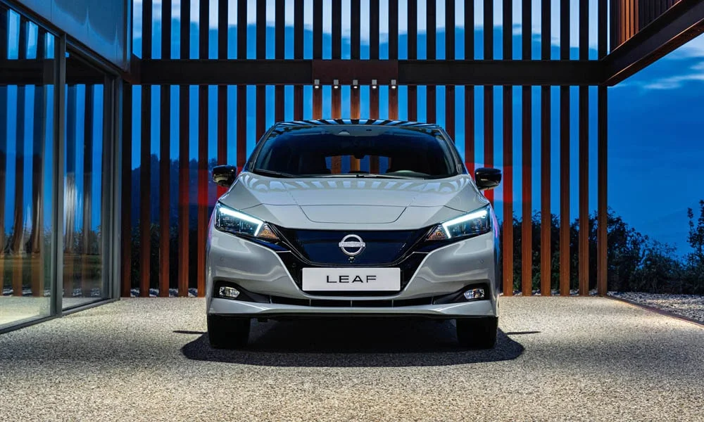 Фото Nissan Leaf — вид спереди, фото 4. Анфас: пропорции капота, посадка кузова и графика ходовых огней. Рисунок ходовых огней — подпись модели, по нему её узнают в потоке Nissan Leaf — вид спереди, фото 4