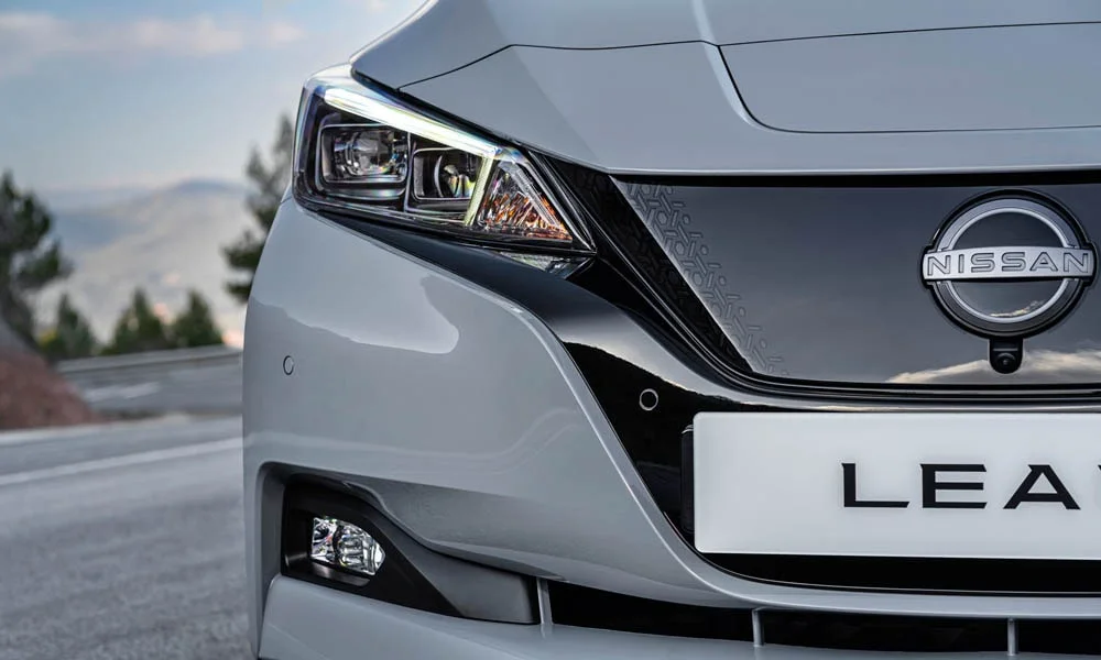 Фото Nissan Leaf — вид спереди, фото 5. Оптика, решётка и бампер — первое впечатление о модели. Дневные ходовые огни включаются автоматически с запуском Nissan Leaf — вид спереди, фото 5