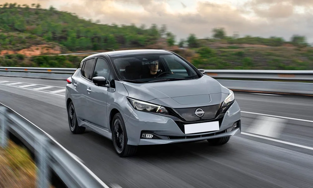 Фото Nissan Leaf — вид спереди, фото 6. Оптика, решётка и бампер — первое впечатление о модели. Дневные ходовые огни включаются автоматически с запуском Nissan Leaf — вид спереди, фото 6