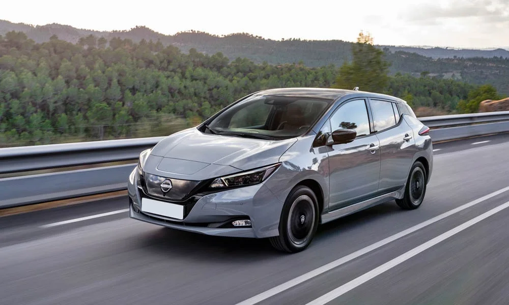 Фото Nissan Leaf — вид спереди, фото 7. Оптика, решётка и бампер — первое впечатление о модели. Дневные ходовые огни включаются автоматически с запуском Nissan Leaf — вид спереди, фото 7