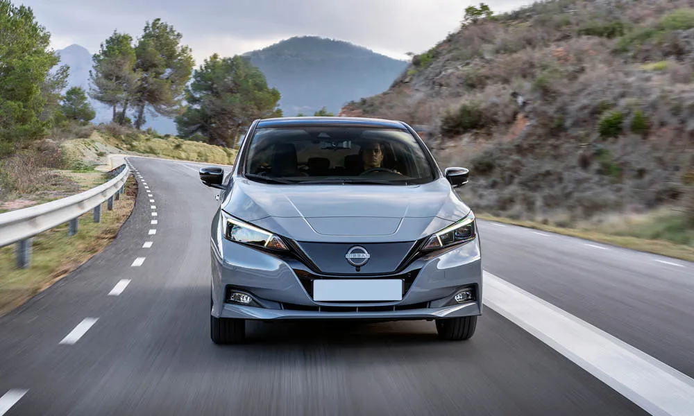 Фото Nissan Leaf — вид спереди, фото 8. Оптика, решётка и бампер — первое впечатление о модели. Дневные ходовые огни включаются автоматически с запуском Nissan Leaf — вид спереди, фото 8