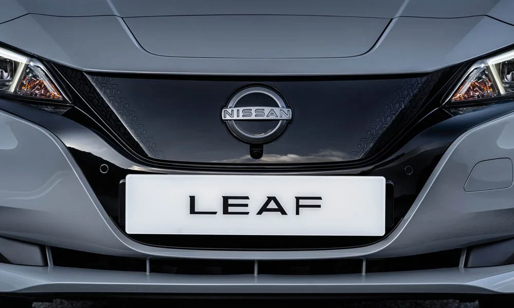 Фото Nissan Leaf — вид спереди, фото 10. Анфас: пропорции капота, посадка кузова и графика ходовых огней. Рисунок ходовых огней — подпись модели, по нему её узнают в потоке Nissan Leaf — вид спереди, фото 10