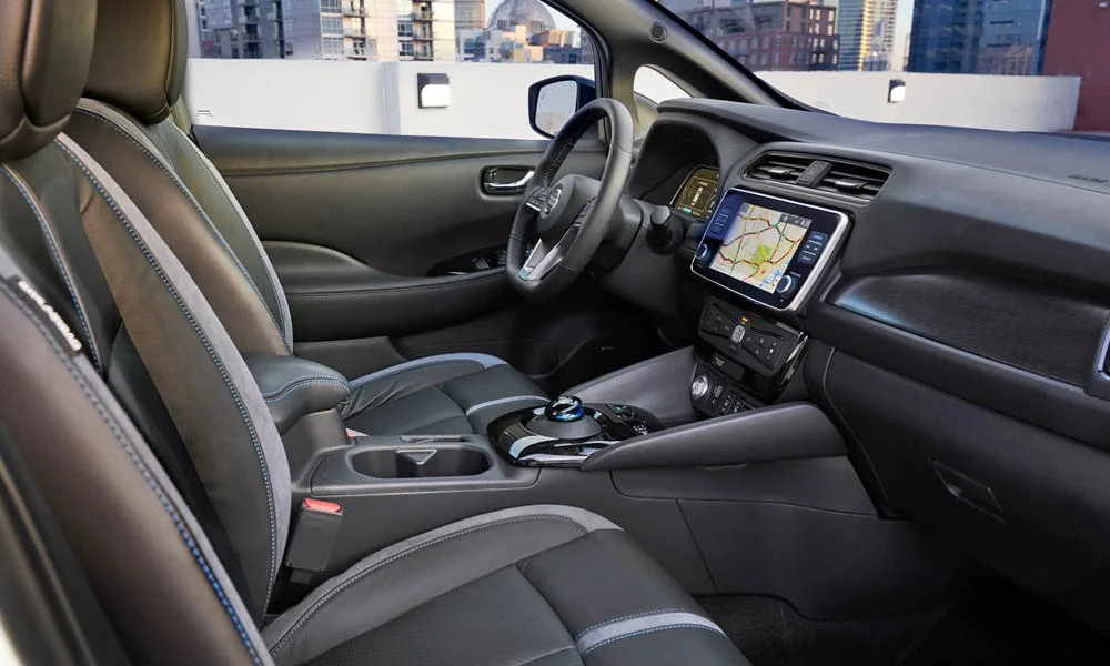 Фото Nissan Leaf — интерьер. Общий план салона: архитектура панели, консоль и кресла Nissan Leaf — интерьер