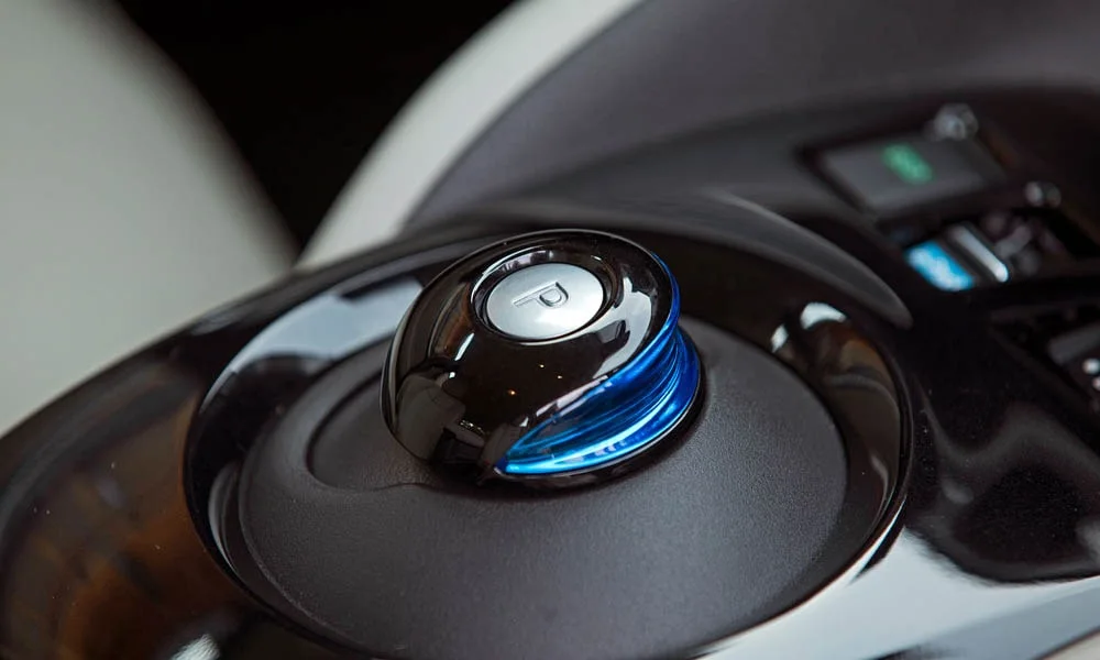 Фото Nissan Leaf — интерьер, фото 2. Общий план салона: архитектура панели, консоль и кресла Nissan Leaf — интерьер, фото 2