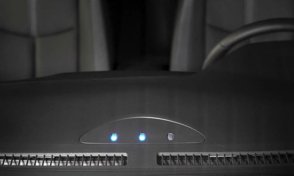 Фото Nissan Leaf — интерьер, фото 5. Общий план салона: архитектура панели, консоль и кресла. Светлая гамма зрительно расширяет салон, тёмная — практичнее в уходе Nissan Leaf — интерьер, фото 5