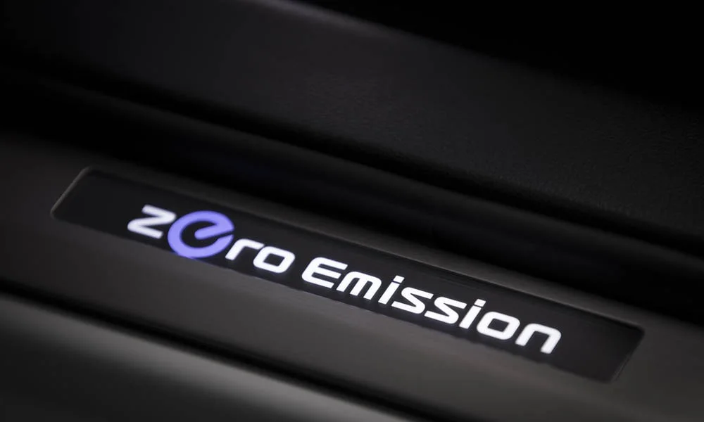 Фото Nissan Leaf — интерьер, фото 6. Общий план салона: архитектура панели, консоль и кресла. Уровень отделки читается по стыкам панелей и мягким поверхностям в зонах касания Nissan Leaf — интерьер, фото 6