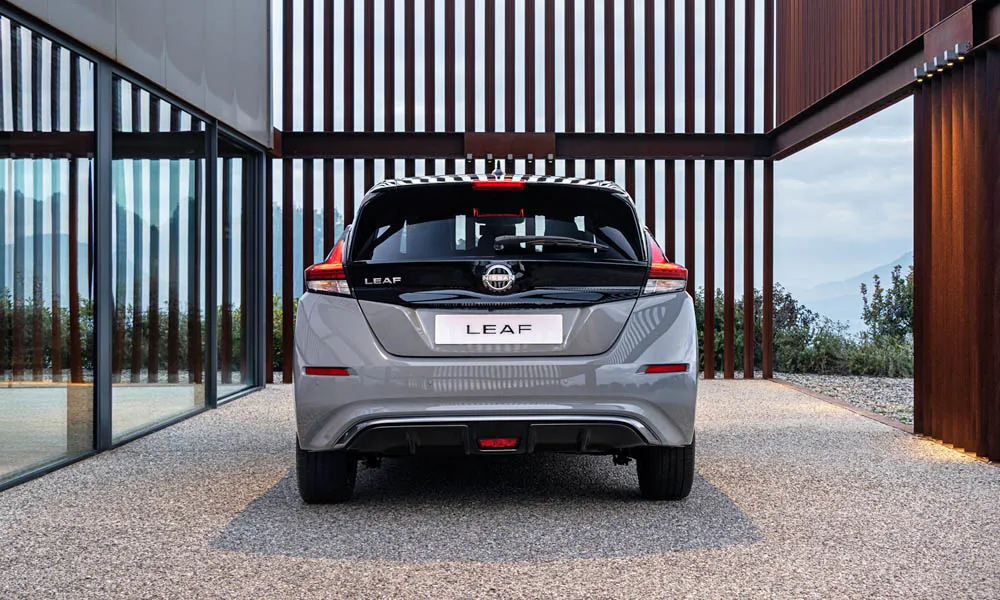 Фото Nissan Leaf — вид сзади, фото 3. Графика фонарей, бампер и оформление пятой двери. Светодиодная полоса или раздельные секции — задняя оптика стала главным украшением кормы Nissan Leaf — вид сзади, фото 3
