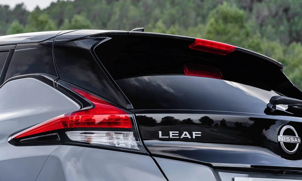 Фото Nissan Leaf — вид сзади, фото 4. Чёрный кузов сзади — фонари и бампер определяют ночной образ модели. Светодиодная полоса или раздельные секции — задняя оптика стала главным украшением кормы Nissan Leaf — вид сзади, фото 4
