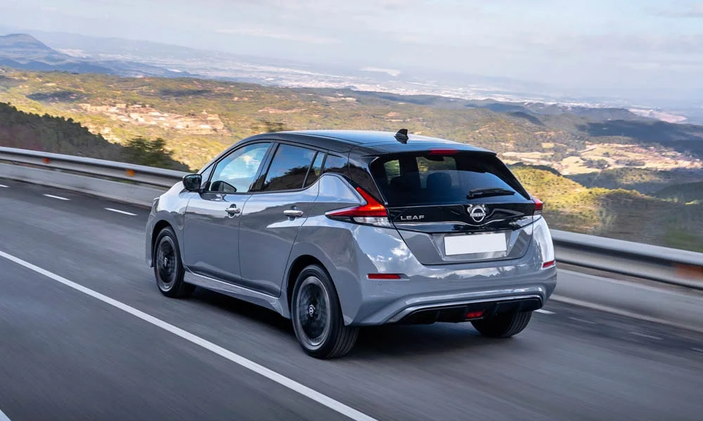 Фото Nissan Leaf — вид сзади, фото 5. Графика фонарей, бампер и оформление пятой двери Nissan Leaf — вид сзади, фото 5